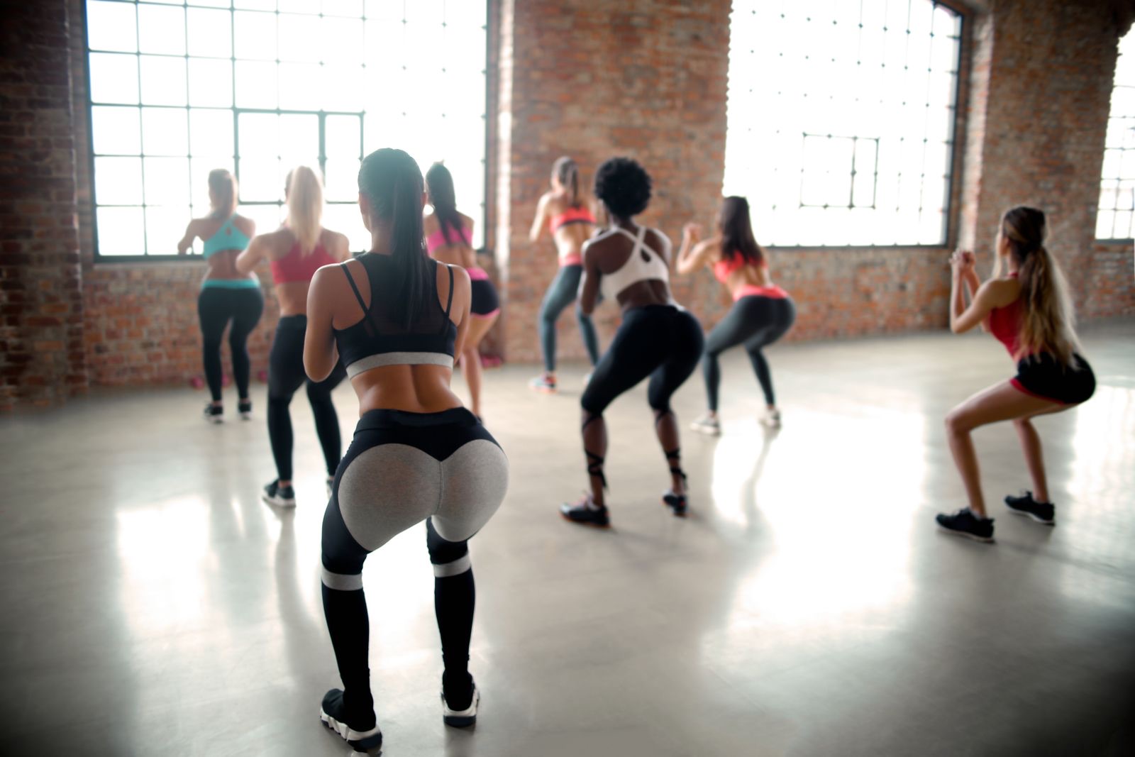 A packed exercise class with one instructor at the front
